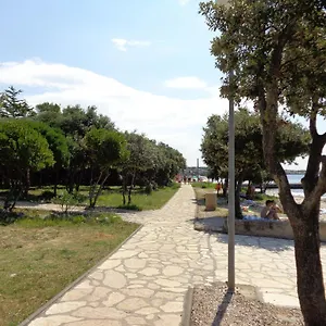 apartments-ana-petrcane.hotelinzadar.com/